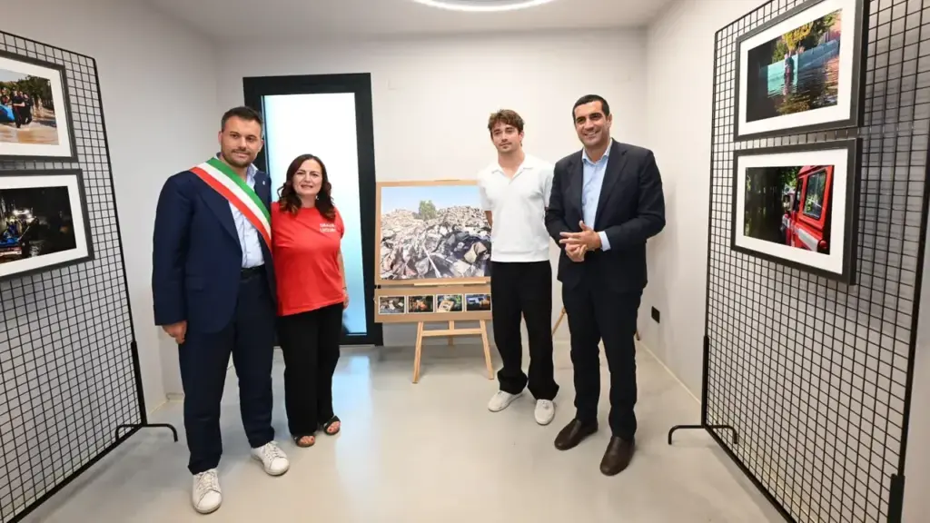 Charles Leclerc con Michele de Pascale, il sindaco di Imola Marco Panieri e Irene Curcio (Isolapress)