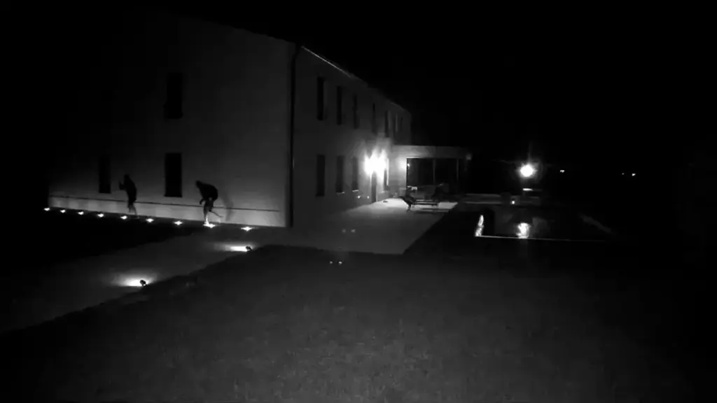 Tentano il furto poi si danno alla fuga: il video fa il giro dei social. Lo sfogo: “Ecco cosa siamo costretti a subire”