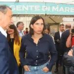 Surprise at the Pd Party: Elly Schlein arrives and meets Elio Germano. "I am here to support you." On the Elect case