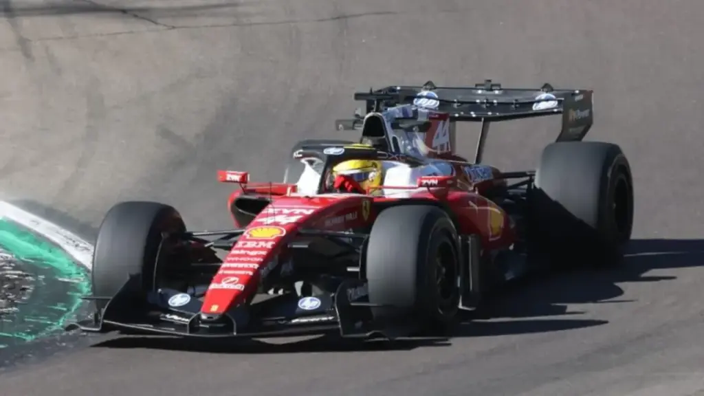 La Ferrari Sf-26 numero 44 con Lewis Hamilton al volante è in pista a Imola