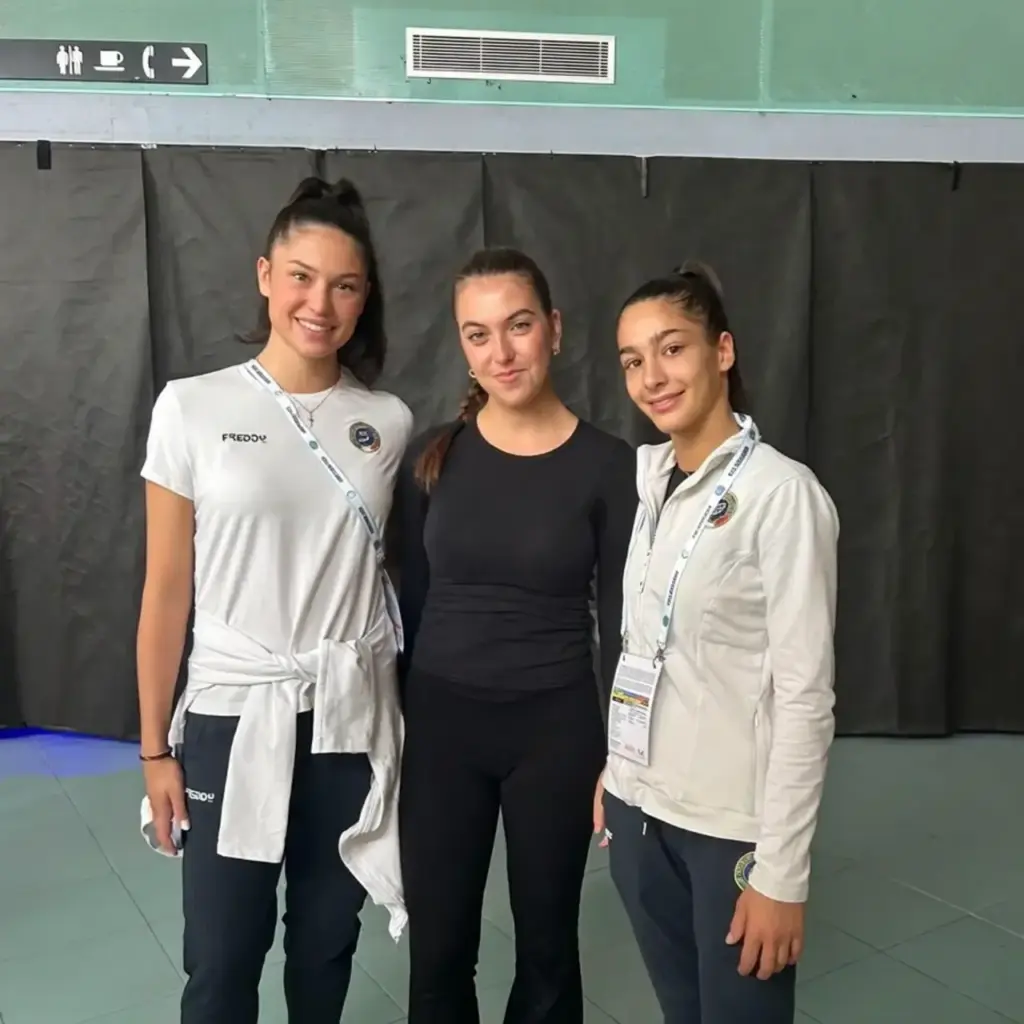 Ludovica DelBaldo tra le campionesse di ginnastica Milena Baldassarri (a sinistra) e Sofia Raffaeli (a destra)