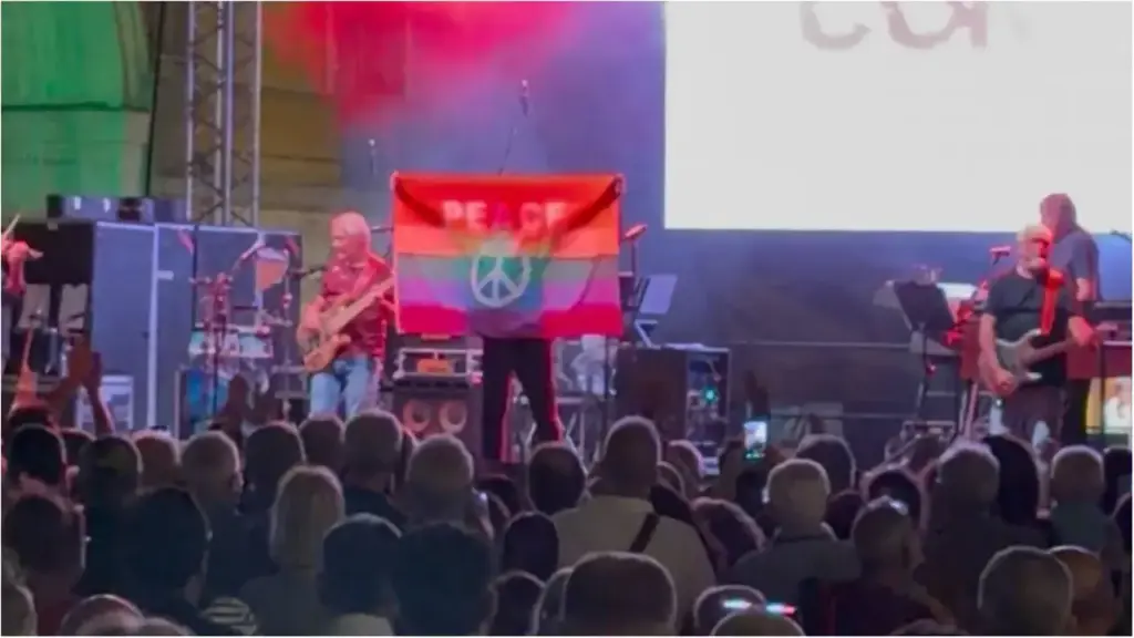Il concerto dei Nomadi a Reggio Emilia: applausi per la bandiera della pace