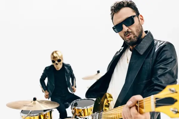 Cesare Cremonini: “I return as a debutant, I take off the artist's mask”. Here is Paparazzi, the garage rock sound for