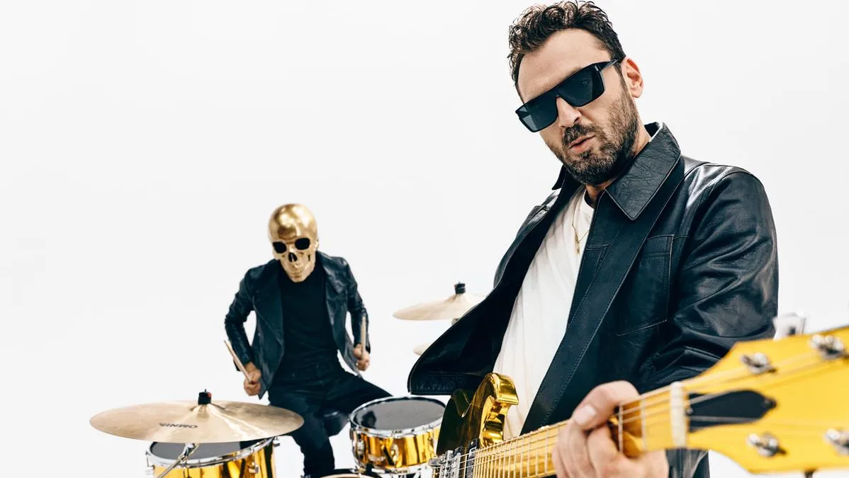 Cesare Cremonini: “I return as a debutant, I take off the artist's mask”. Here is Paparazzi, the garage rock sound for