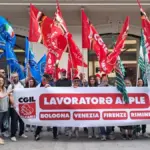 Apple workers strike, picket in Bologna on the day of the new iPhone release: “Working conditions