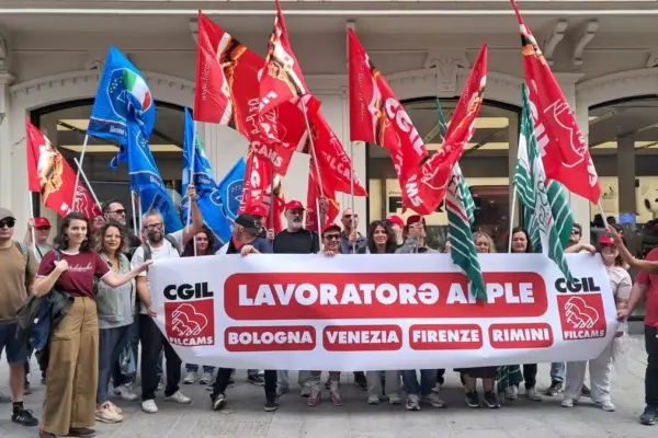 Apple workers strike, picket in Bologna on the day of the new iPhone release: “Working conditions