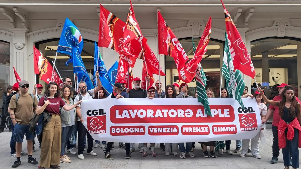 Apple workers strike, picket in Bologna on the day of the new iPhone release: “Working conditions
