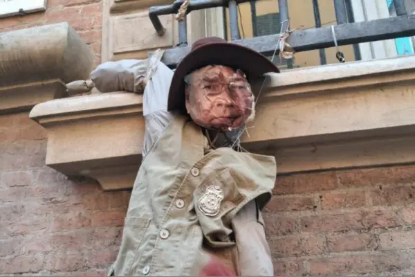 The mannequin of Minister Valditara hung at the Minghetti high school in Bologna: there is already a protest at school