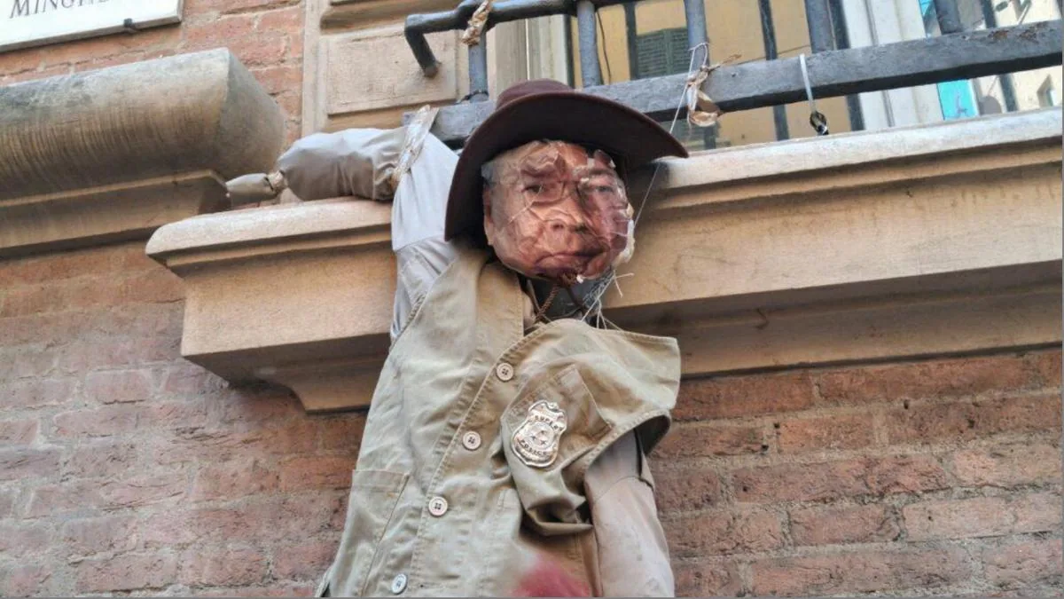 The mannequin of Minister Valditara hung at the Minghetti high school in Bologna: there is already a protest at school