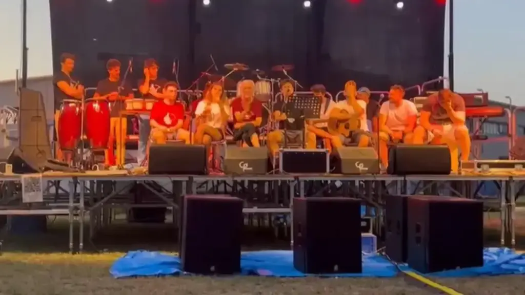 Big party in memory of Ambro, the hug to the mother on stage: the video
