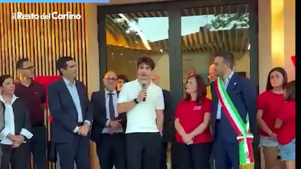 “Vedere i danni dell’alluvione mi ha spezzato il cuore. Siete voi gli eroi, grazie”: Leclerc inaugura il nuovo centro civico (dopo la sua donazione)