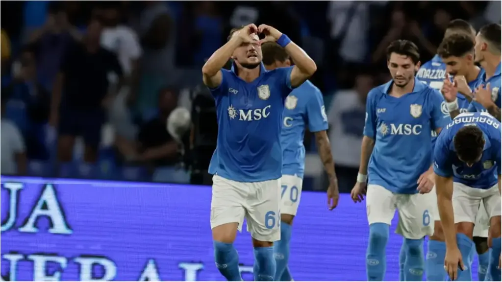 L'esultanza di Lobotka dopo il goal decisivo contro il Bologna