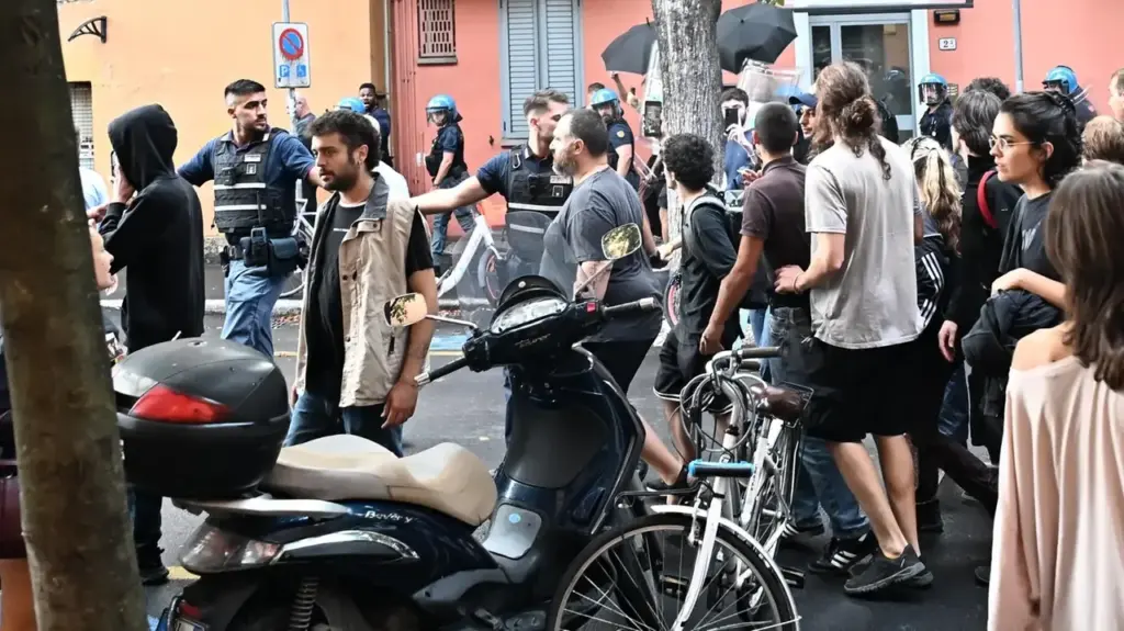 The walk in Bolognina contested by the collectives