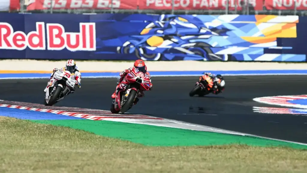 In primo piano la Ducati del team faentino Gresini, con la speciale livrea dedicata a Marco Simoncelli, con in sella Alex Marquez, e quella del fratello Marc al Gp di San Marino