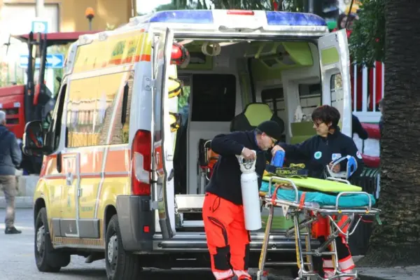 Motorcycle overtakes a truck and hits an 8-year-old girl on the crosswalk: the child and the rider are in serious condition