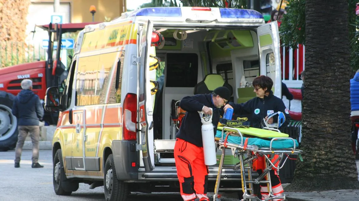 Motorcycle overtakes a truck and hits an 8-year-old girl on the crosswalk: the child and the rider are in serious condition