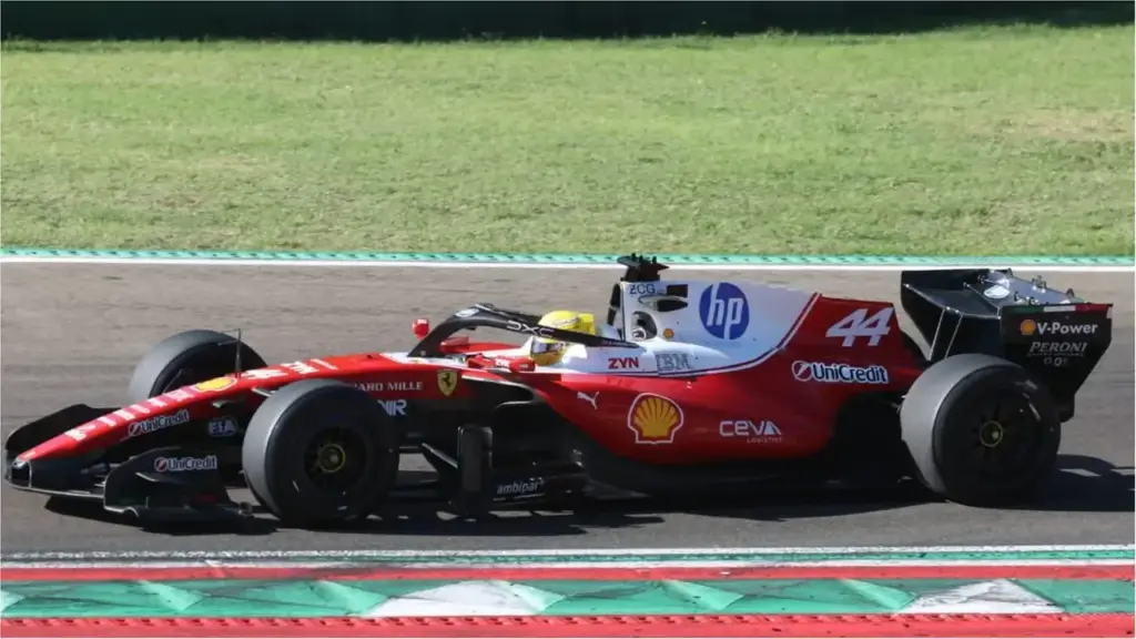 La SF-26 con Lewis Hamilton al volante tra le curve del Santerno