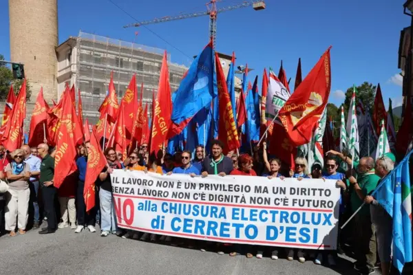 Electrolux Strike in Cerreto d’Esi, over 800 in procession with flags and chants: “We will never give up”