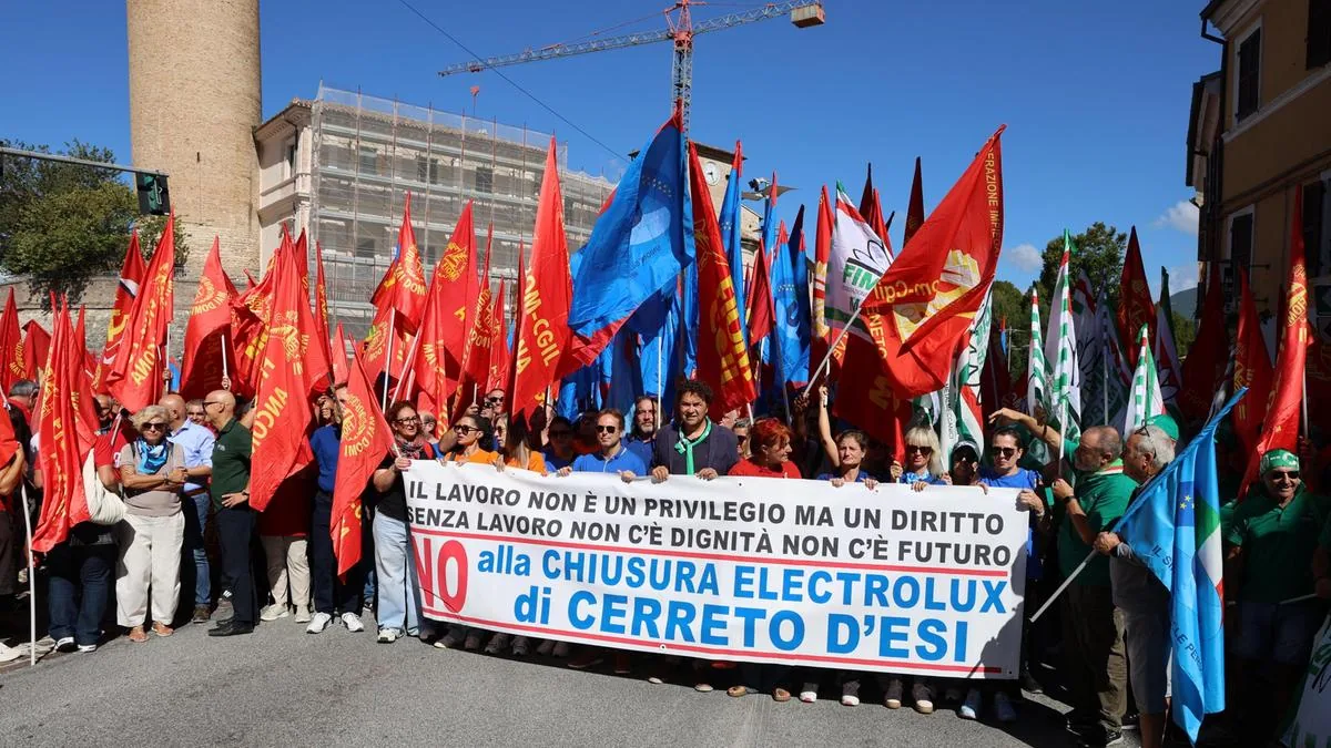 Electrolux Strike in Cerreto d’Esi, over 800 in procession with flags and chants: “We will never give up”