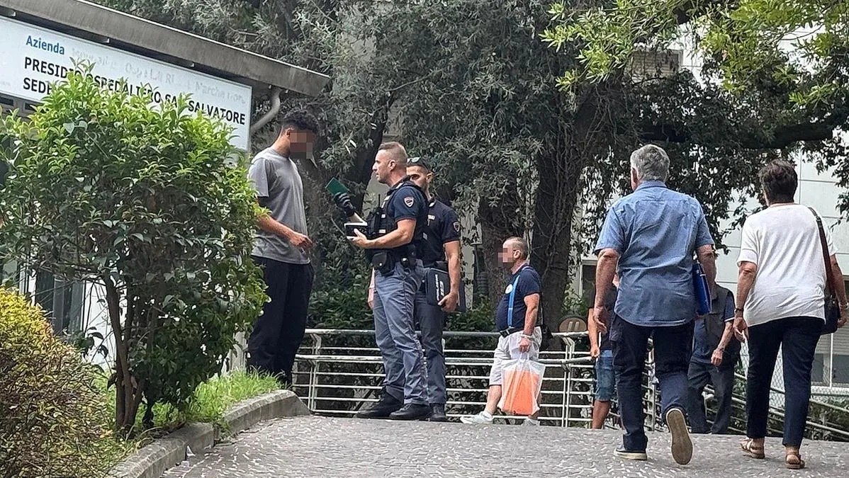 Arrives at the Pesaro Cup covered in blood and collapses: 20-year-old stabbed. Mayor and councilor: “Episodes