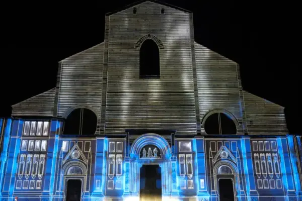 Videomapping on the Basilica of San Petronio: everyone in the square to discover the faces of the unfinished facade