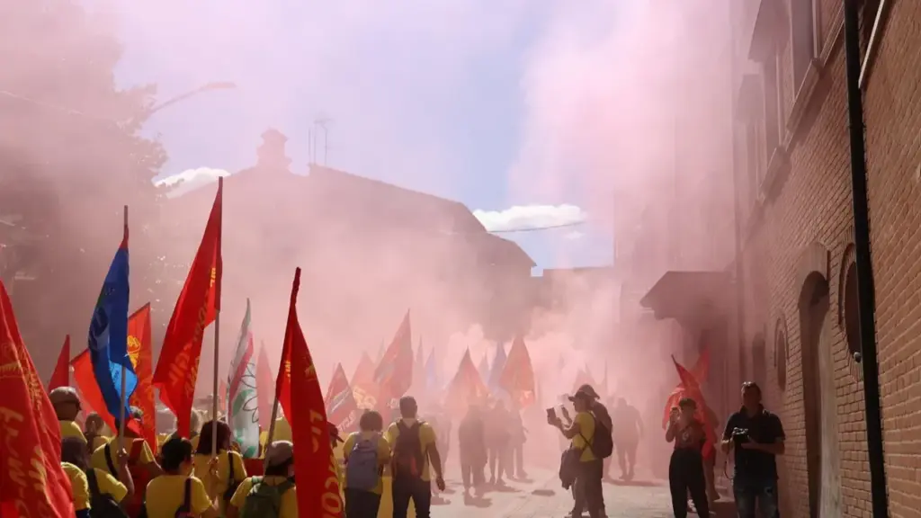 Electrolux Strike in Cerreto d’Esi, over 800 in procession with flags and chants: “We will never give up”