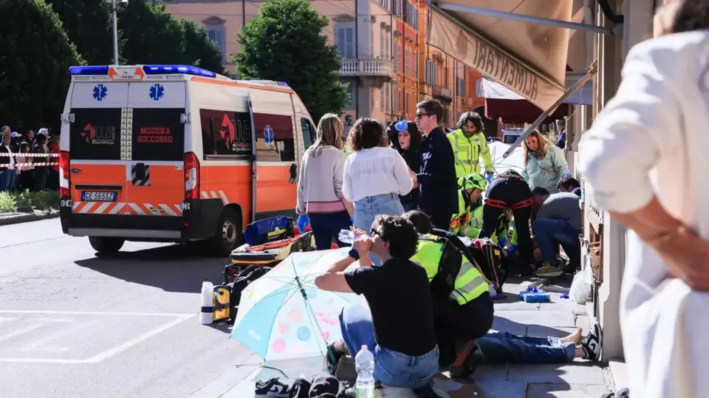 I soccorsi dopo l'attentato: era il 16 maggio