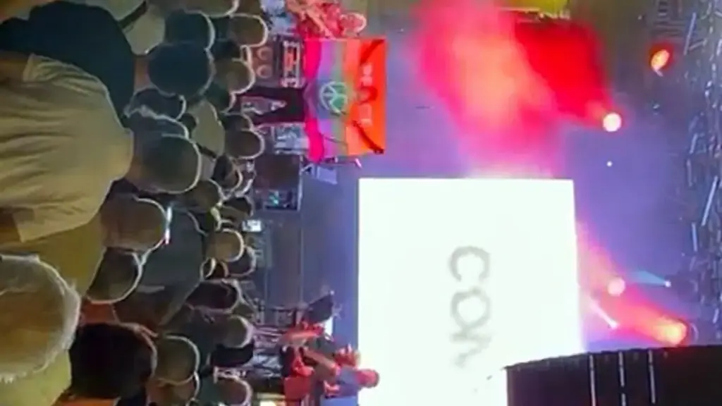 Concerto dei Nomadi, piazza Prampolini gremita a Reggio Emilia. La band “Date una possibilità alla pace”