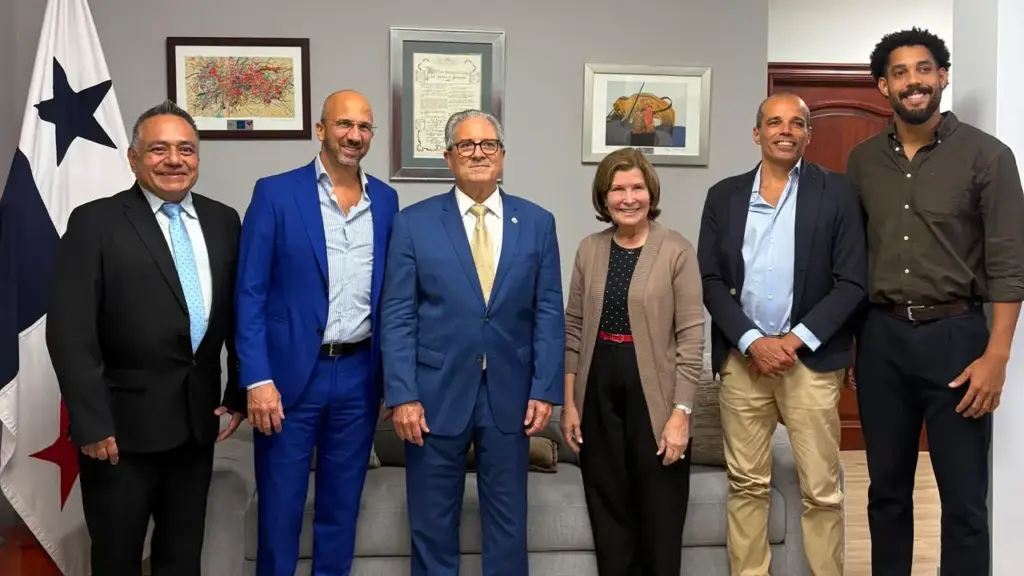 I chirurghi del Rizzoli durante l'incontro con il ministro della Salute di Panama